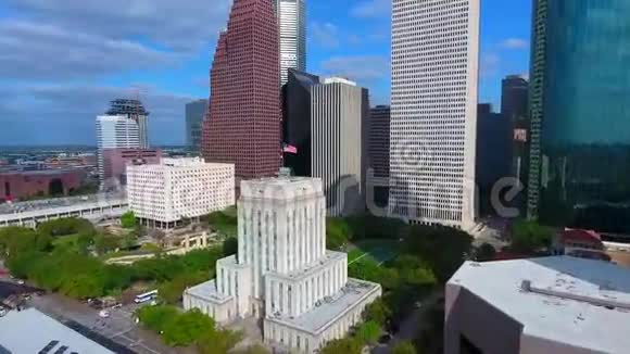 高现代摩天大楼建筑繁忙的城市金融中心区休斯顿市得克萨斯州4k鸟瞰视频的预览图