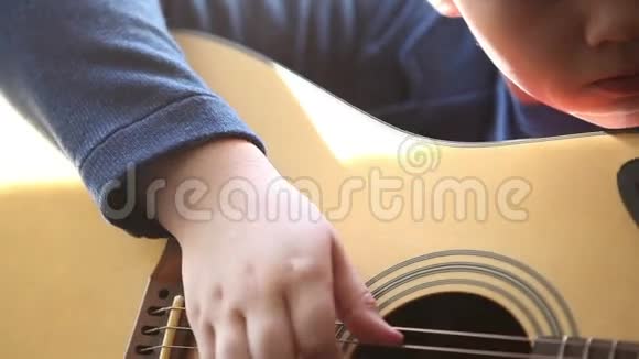 小男孩在弹吉他高清视频的预览图