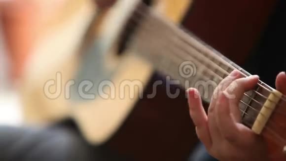 小男孩在弹吉他高清视频的预览图