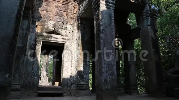 柬埔寨暹粒吴哥Thom寺建筑群中的石头结构视频的预览图