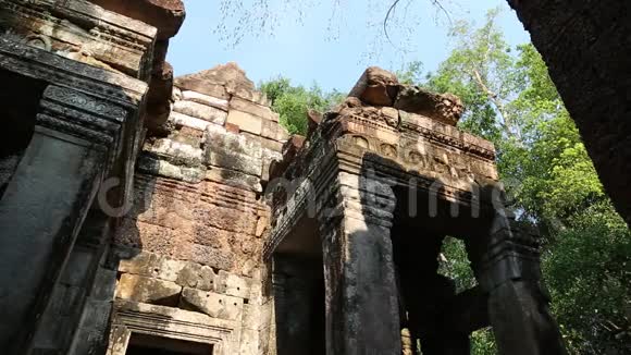 柬埔寨暹粒吴哥Thom寺建筑群中的石头结构视频的预览图