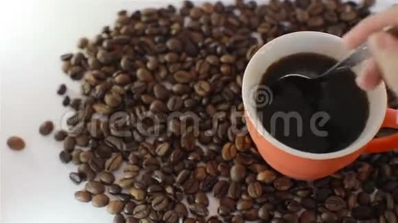 热的杯中的黑咖啡和咖啡豆视频的预览图