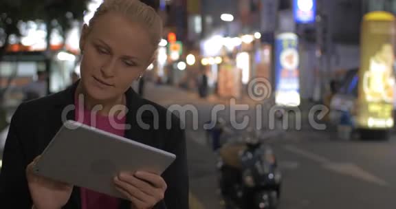 韩国首尔市晚上带垫的女人视频的预览图