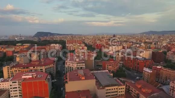 日出时繁忙城市天际线的无人机视频视频的预览图