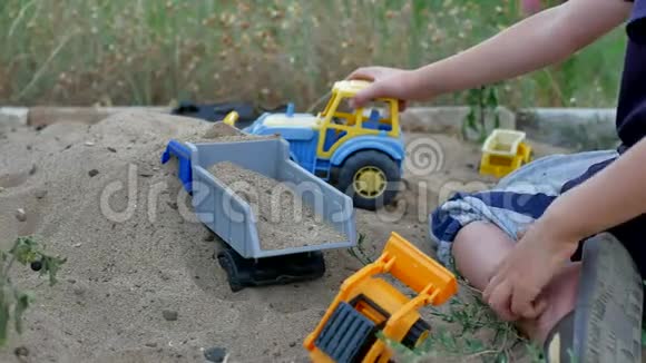 孩子们在沙子玩具里玩玩具儿童沙箱海滩沙背景暑假孩子们视频的预览图