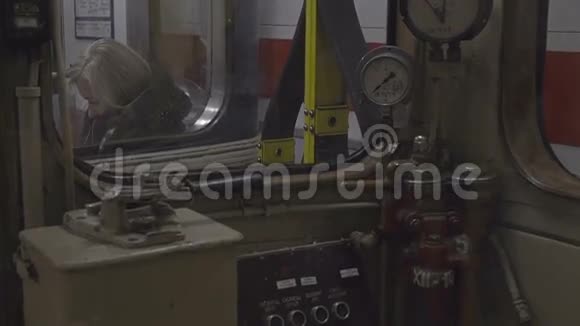 地铁列车操作员驾驶舱控制装置的视图视频的预览图