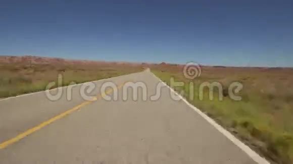 在犹他州纳瓦霍族沙漠开车视频的预览图