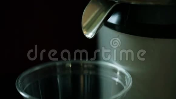 榨汁机的汁液倒入杯子里视频的预览图