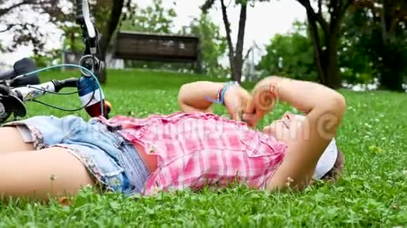 躺在公园草地上的女孩视频的预览图