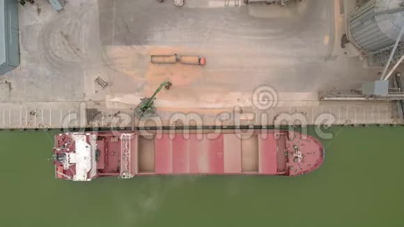 海上的煤炭港口空中射击视频的预览图