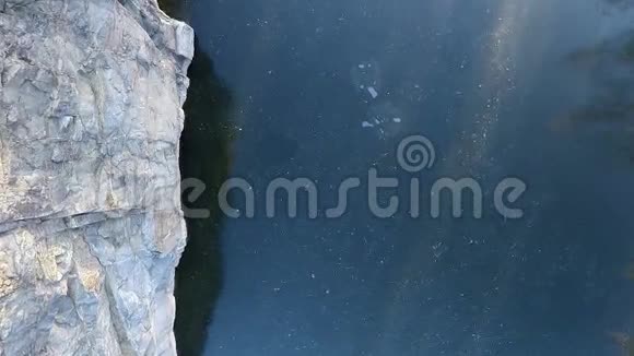 湖中冻水的空中镜头视频的预览图