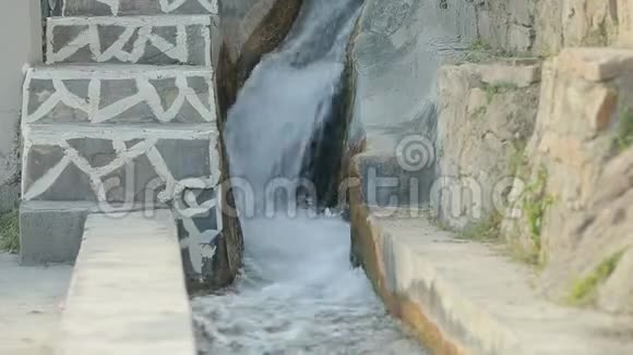 阿夫拉伊灌溉系统在一个古老的阿曼尼村视频的预览图