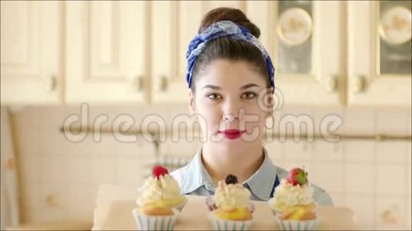 快乐的微笑女孩在托盘上放蛋糕视频的预览图