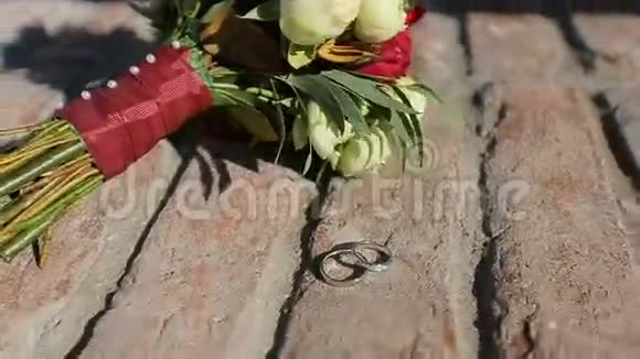 漂亮的新娘花束和结婚戒指视频的预览图