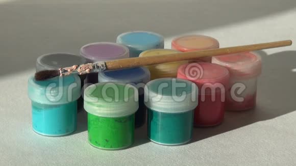 艺术家从一罐丙烯酸沟漆中取出一支刷子视频的预览图