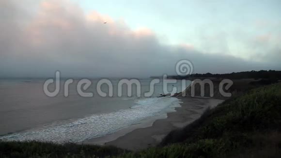 北加利福尼亚海岸线海洋波云视频的预览图
