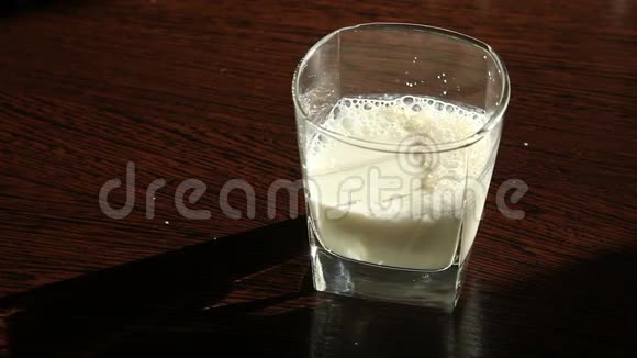 旧木桌上的牛奶视频的预览图