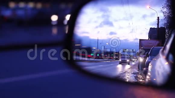 汽车在白天的早晨移动反射在另一辆汽车的镜子里视频的预览图