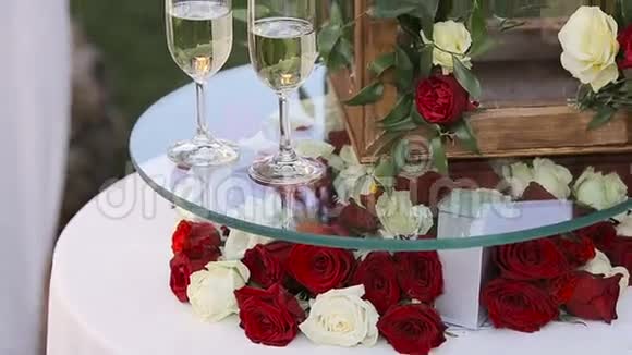 为婚礼准备的桌子和一杯香槟视频的预览图
