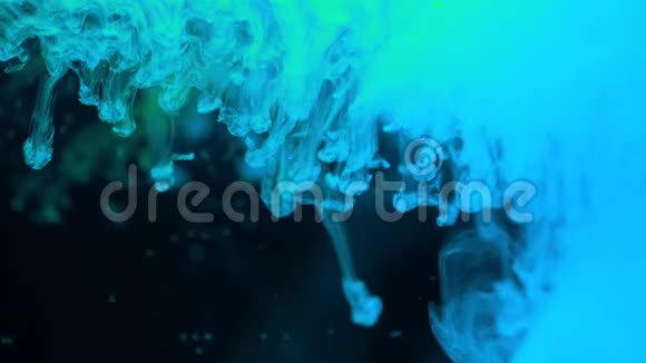 蔚蓝的彩色油漆油墨在玻璃上缓慢地流动墨水滴落和抽象烟雾爆炸视频的预览图