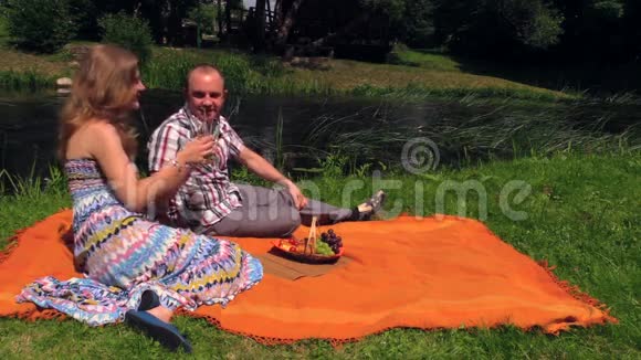 情侣喝吃包子桂上格子溪夏季野餐视频的预览图