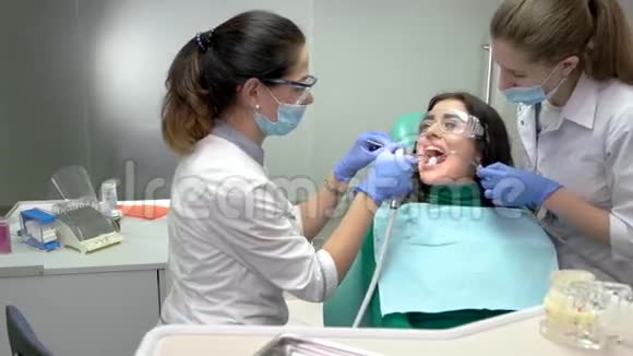 两名牙医的工作视频的预览图