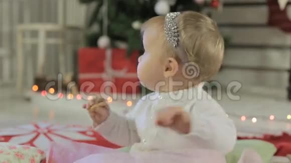 神奇的孩子坐在装饰圣诞节旁边视频的预览图