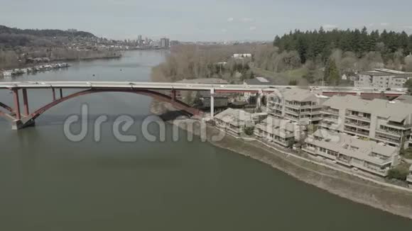 威拉米特河上俄勒冈州波特兰的塞伍德桥视频的预览图