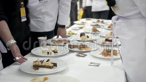 在餐厅厨师竞赛米其林明星餐厅食品活动博览会餐饮竞赛中准备的一套菜肴视频的预览图