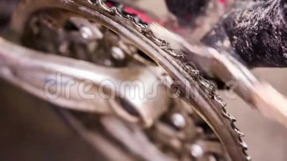 用刷子清洗自行车链的过程视频的预览图