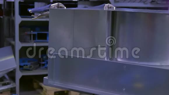 工厂电气金属焊接视频的预览图