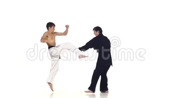 跆拳道和武术或空手道男子打击视频的预览图