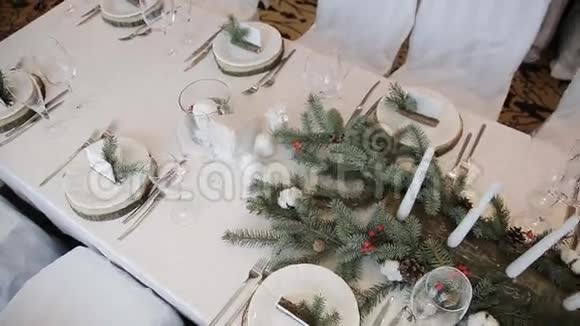 餐桌上装饰的蜡烛和冷杉枝视频的预览图