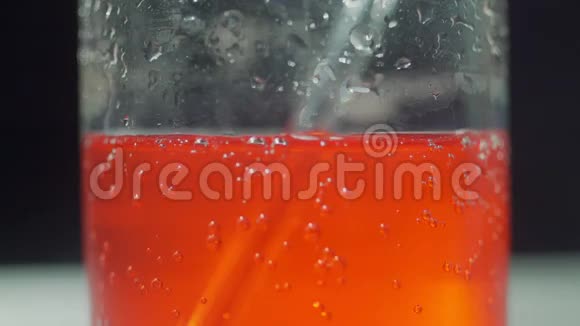 一个红色碳酸饮料倒入一个透明的高玻璃视频的预览图