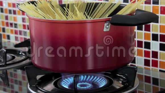 煮锅里的意大利面视频的预览图