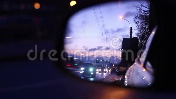 车镜反射的道路上的汽车运动视频的预览图