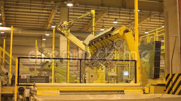 机器人手臂将自动工作并将产品转移到工业工厂视频的预览图
