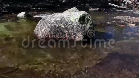 加州约塞米蒂大岩周围的小河流视频的预览图