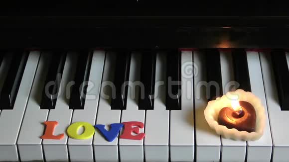 钢琴钥匙和蜡烛灯的爱情视频的预览图