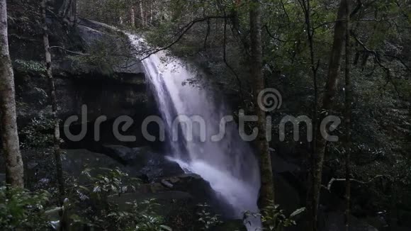 泰国洛伊省普克拉杜恩国家公园的Tamyai瀑布视频的预览图