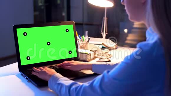 晚上有绿色屏幕笔记本电脑的女商人视频的预览图