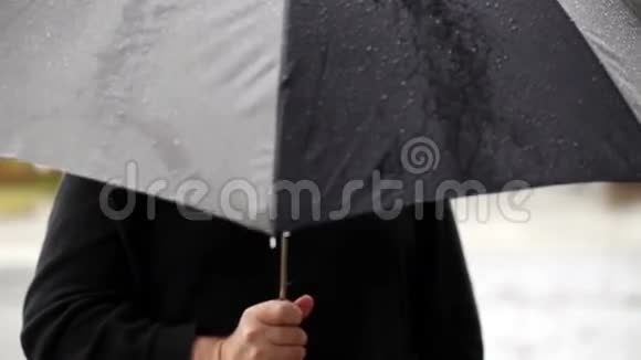 无脸人在雨中拿着伞视频的预览图