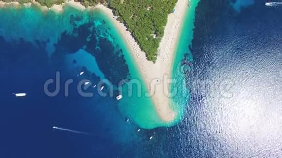 摩托艇驶过克罗地亚Brac岛上的沙滩Zlatni鼠视频的预览图