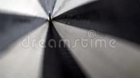 黑色和灰色的伞在雨中旋转视频的预览图
