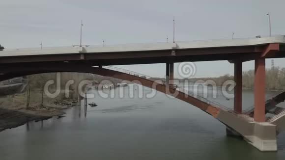 威拉米特河上俄勒冈州波特兰的塞伍德桥视频的预览图