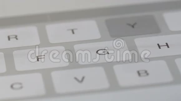 手指在数字键盘上打字视频的预览图