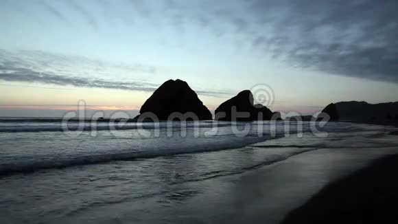 暮色海滩波浪和岸外岩石视频的预览图