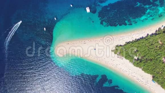 摩托艇驶过克罗地亚Brac岛上的沙滩Zlatni鼠视频的预览图