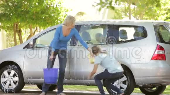 母亲和未成年女儿一起洗车视频的预览图
