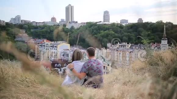 一对拥抱城市背景的情侣视频的预览图